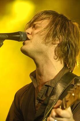 Mando Diao (Björn Hans-Erik Dixgard) 04 08 thg Mando Diao am 11. April 2008 während eines Auftritts im Ringlokschuppen in Bielefeld anlässlich von 1Live - Eine Nacht in Bielefeld swedish Pop rock group music band singer indie alternative 1 live Radio Radiosender NRW WDR Hörfunk Veranstaltung Sektor live Bühne Auftritt Konzert Instrumente Schweden schwedisch schwedische Männer Musik Gesang Pop-Musik Rock Pop Gruppe Musikgruppe Band Pop-Band Rockband Sänger Frontmann Gitarrist hoch Portrait Mikrofon singend Profil Gitarre Dixgard