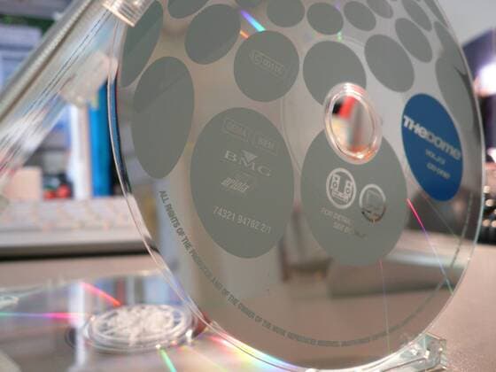 Feature Symbol: CD von BMG 08 08 pp Musik Unterhaltungsmusik Pop Rock Musikindustrie Urheberrecht Deutschland Kopierschutz kopieren deutsches Unternehmen Bertelsmann Music Group Ariola Logo Zeichen The Dome Medienunternehmen Music Entertainment Kuschelrock CD Tonträger quer