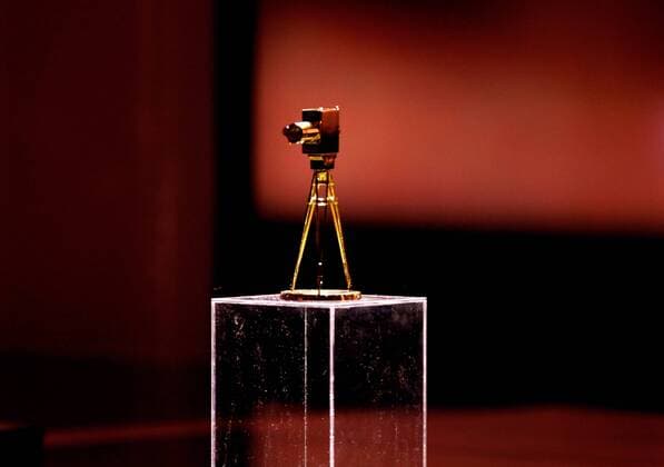 Die Goldene Kamera steht auf einem Sockel, 47. Verleihung der Goldenen Kamera, der Film-und Fernsehpreis der Zeitschrift HÖRZU im Berliner Verlagshaus der Axel Springer AG in Berlin am 04.02.2012. Poolfoto