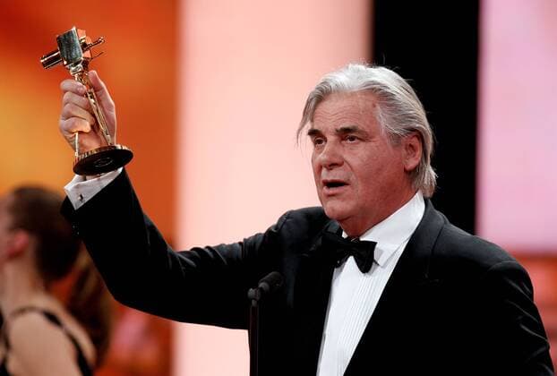 Schauspieler Peter SIMONISCHEK nimmt die Goldene Kamera in der Kategorie Beste Schauspielerin National stellvertretend für Nina Kunzendorf entgegen, 47. Verleihung der Goldenen Kamera, der Film-und Fernsehpreis der Zeitschrift HÖRZU im Berliner Verlagshaus der Axel Springer AG in Berlin am 04.02.2012. Poolfoto