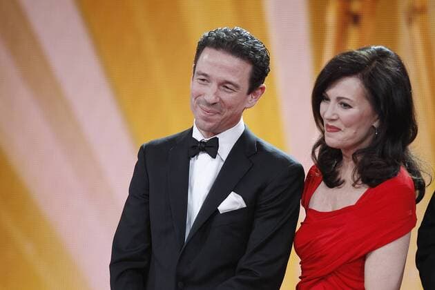 Produzent Oliver BERBEN erhält die Goldene Kamera in der Kategorie Bester Deutscher Fernsehfilm für den Film Liebesjahre , hier mit seiner Mutter der Schauspielerin Iris BERBEN, 47. Verleihung der Goldenen Kamera, der Film-und Fernsehpreis der Zeitschrift HÖRZU im Berliner Verlagshaus der Axel Springer AG in Berlin am 04.02.2012. Poolfoto