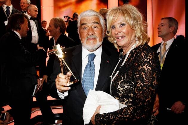 Schauspieler Mario ADORF erhält die Goldene Kamera in der Kategorie Lebenswerk national, posiert mit Ehefrau Monique, 47. Verleihung der Goldenen Kamera, der Film-und Fernsehpreis der Zeitschrift HÖRZU im Berliner Verlagshaus der Axel Springer AG in Berlin am 04.02.2012. Poolfoto
