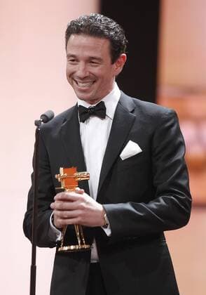 Produzent Oliver BERBEN erhält die Goldene Kamera in der Kategorie Bester Deutscher Fernsehfilm für den Film Liebesjahre , 47. Verleihung der Goldenen Kamera, der Film-und Fernsehpreis der Zeitschrift HÖRZU im Berliner Verlagshaus der Axel Springer AG in Berlin am 04.02.2012. Poolfoto