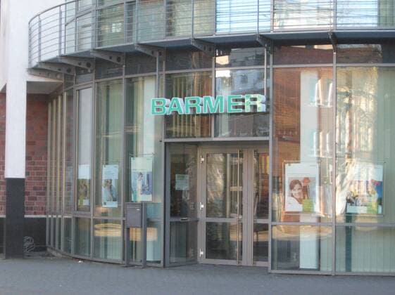 Feature Symbol: Barmer Krankenkasse 12 08 fren Ein Gebäude der Barmer Krankenkasse in Bielefeld Unternehmen Betrieb Konzern Niederlassung gesetzlich gesetzlicher gesetzliche Deutschland deutsch deutsche deutscher Gesundheit Schutz Versicherung Krankenversicherung Ersatzkasse versichert versichern Hilfe Notfall Unfall Unfallschutz Büro Büros Bürogebäude Fassade Eingang Eingangsbereich Firma Unternehmen Dienstleistung Dienstleistungen Gesundheitssystem Sozialversicherung Gesundheit Krankheit Vorsorge medizinische medizinisch Versorgung Beitrag Beiträge Beitragssatz Beitragssätze Versicherungsbeitrag Versicherungsbeiträge Schriftzug Logo Emblem Firmenlogo Logo Firmenzeichen Zeichen Symbol Schild draußen außen Reklame Plakat Plakate Werbeplakat Werbeplakate german health insurance quer