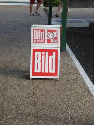 Feature Symbol: Schild, Lanzarote 11 08 fren Standort: Costa Teguise, Kanarische Inseln, Kanaren, Spanien Bild am Sonntag Sport Bild Zeitung Information Informationen Neuigkeiten Schild Standschild Gehweg Kiosk Nachrichten Aufsteller BAMS deutsche Tageszeitung deutsch Ausland Reise Erholung erholen Ferien Ausland spanisch Entspannung Newspaper außen hoch