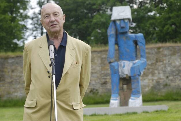 Georg Baselitz (Künstler) 06 09 thg Georg Baselitz am 10. Juni 2009 bei der Einweihung seiner Skulptur Volk Ding Zero - Folk Thing Zero im Konventgarten des Kloster Dalheim bei Lichtenau Mann bürgerlicher Name Hans-Georg Kern geboren am 23.01.1938 in Deutschbaselitz (Sachsen) Deutschland deutsch Deutscher Künstler Kunst Malerei Maler Grafiker Grafik Bildhauerei Bildhauer Kunstwerk Hut Hütchen Anzug german artist quer halb stehend lächelnd draußen sprechend Mikrofon Rede