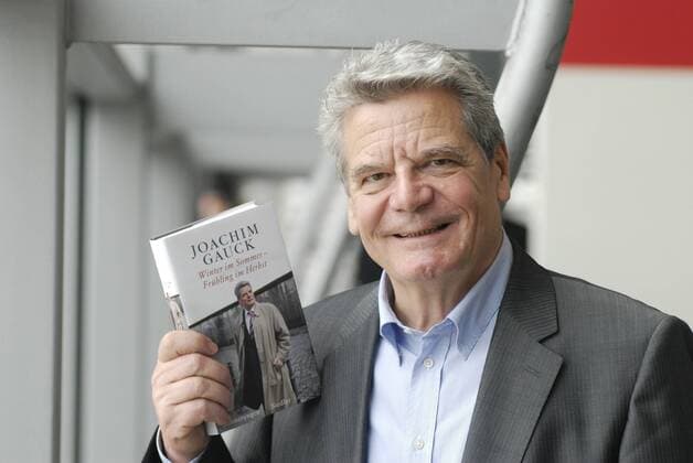 Joachim Gauck (Autor) 10 09 thg Joachim Gauck am 15. Oktober 2009 während der Buchmesse in Frankfurt Main Deutschland deutsch Deutscher Mann Schriftsteller Literatur Politik ehemaliger Bundesbeauftragter für die Unterlagen des Ministeriums für Staatssicherheit der DDR Behörde Deutsche Demokratische Republik Gauckbehörde german author politician kurzhaarig grauhaarig leger Hemd Jackett Anzug quer halb Portrait lächelnd stehend Buch hochhaltend Winter im Sommer Frühling im Herbst Frankfurter Messe exklusiv