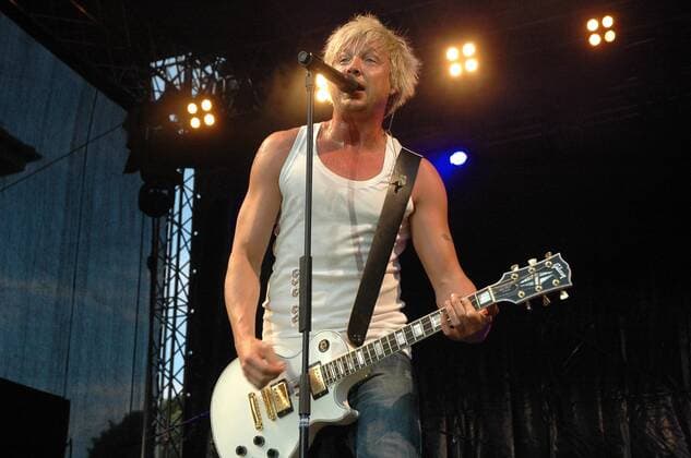 Samu Haber (Sänger Sunrise Avenue ) 07 09 thg Samu Haber während eines Konzertes der Rockgruppe Sunrise Avenue am 05.07.2009 in Herford Finnen finnische Finnland Mann Musikgruppe Rockgruppe Rockband Band Rock Musik Gruppe Gesang Leadsänger Open Air Konzert Auftritt Bühne NRW Innenstadt Stadt Sommerbühne draußen finnish musician singer quer halb stehend Gitarre Instrument singend
