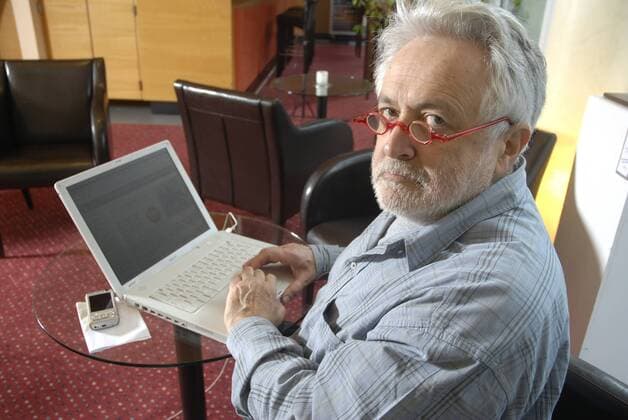 Henryk M. Broder (Autor) 01 09 thg Henryk M. Broder am 29. Januar 2009 in Bielefeld Deutschland deutsch Deutscher Mann Journalismus Journalist Autor Schriftsteller Literatur german author writer journalism grauhaarig Bart leger Hemd quer Portrait halb sitzend Laptop PC Computer Arbeit arbeitend schreiben schreibend tippend tippen Notebook Apple Mac exklusiv