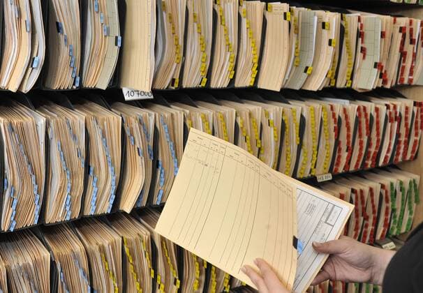 KBA Flensburg Eine Mitarbeiterin des Kraftfahrt-Bundesamtes (KBA) in Flensburg sucht am Donnerstag (09.02.12) Mappen im Verkehrszentralregister heraus. TimxRiedigerx xnordpool