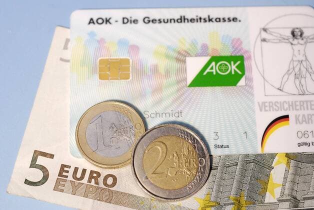 Feature Symbol: Zusatzbeiträge für Krankenkassen 08 10 thg Zusatzbeitrag Krankenkasse AOK Gesundheit Kosten Krankenversicherung Geld Ausgaben Euro Münzen Münzgeld Bargeld Krankheit krank gesund Versichertenkarte Allgemeine Ortskrankenkasse Lohnnebenkosten Chipkarte privat gesetzlich Gesundheitskasse Gesundheitskosten health insurance company cost increase quer