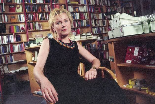 Bascha Mika (Autorin) 05 98 af Bascha Mika im Mai 1998 Deutschland deutsch Deutsche Frau Literatur Schriftstellerin Publizistin JOurnalistin Journalismus german author writer journalist journalism quer halb sitzend neutral lächelnd exklusiv