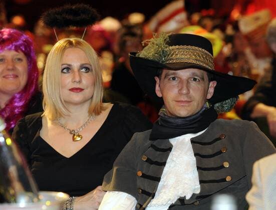 Am Samstag (11.02.2012) findet in der Saarbrücker Saarlandhalle die Fernsehsitzung der Saarbrücker Karnevalsgesellschaft - M r sin nit so - statt. Auch Prominente aus Politik und Kultur freuen sich am Programm der Session 2011 2012. Im Bild: Heiko Maas Landesvorsitzender SPD-Saar mit Ehefrau Corinna. Deu