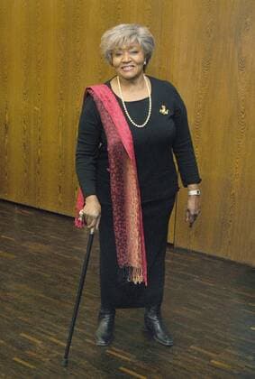 Dr. Grace Bumbry (Sängerin) 11 10 thg Dr. Grace Bumbry am 17.11.2010 beim 8. Internationalen Meisterkurs Neue Stimmen der Bertelsmann-Stiftung in der Stadthalle Gütersloh USA amerikanische Amerikanerin Sängerin Gesang Klassik klassisch Sopran Sopranistin us american female singer hoch ganz stehend lächelnd Stock exklusiv freistellbar