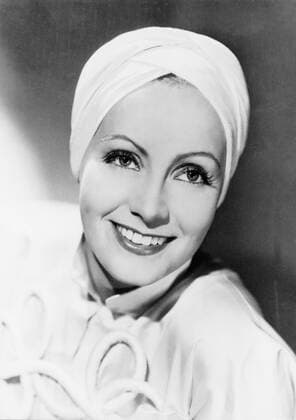 Greta Garbo (Schauspielerin) 12 10 teu Greta Garbo auf einem Promotionfoto zum Spielfilm Eine schamlose Frau , 1928 Standfoto Standbild Szene Szenenfoto Film Kino Kinofilm Spielfilm PR Schweden schwedische Schwedin Schauspiel Schauspielerin Die Göttliche swedish actress movie scene hoch Portrait lächelnd sw film11 !AUFNAHMEDATUM GESCHÄTZT! !ACHTUNG: NUTZUNG NUR BEI FILMTITEL-NENNUNG!