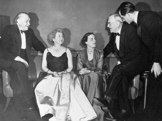 Konrad Adenauer (li.) bei einem Staatsempfang in Washington 03 11 v.li.: Konrad Adenauer, Janet Dulles Ehefrau von John Foster), Dr. Lotte Adenauer, John Foster Dulles (US-Außenminister), Dolmetscher Weber bei einem Staatsempfang in Washington in den 1950er Jahren Deutschland deutsch Deutscher Mann Politik Politiker Bundeskanzler Kanzler Tochter Frau USA amerikanischer Minister Männer Frauen german chancellor foreign state secretary quer sw