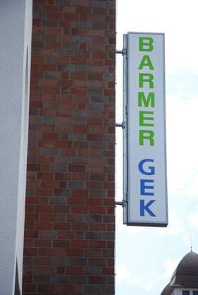 Feature Symbol: Barmer GEK 07 11 thg Filiale der Barmer GEK Krankenkasse in Bielefeld Barmer Gmünder Ersatzkasse Unternehmen Betrieb Konzern Niederlassung gesetzliche Deutschland deutsch deutsche Gesundheit Schutz Versicherung Krankenversicherung Gesundheitssystem Sozialversicherung Gesundheit Krankheit Vorsorge Versorgung Beitrag Beiträge Beitragssatz Beitragssätze Versicherungsbeitrag Versicherungsbeiträge Schriftzug Logo Emblem Firmenlogo Logo Firmenzeichen Zeichen Schild draußen german health insurance hoch