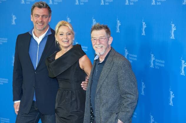 Photo-Call des Films im Wettbewerb der Berlinale WETTBEWERB COMPETITION JAYNE MANSFIELD S CAR Ray Stevenson (Schauspieler Actor), links, Katherine LaNasa (Schauspielerin Actress), John Hurt (Schauspieler Actor), anlässlich der Internationalen Filmfestspiele 2012 in Berlin Berlinale 2012