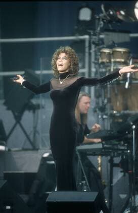 Whitney Houston (Sängerin, Schauspielerin) 06 98 af Frau TV Fernsehen Schauspiel Musik Gesang Pop Konzert Auftritt Bühne seriös festlich Kleid schwarz Schmuck Kette Mikrophon haltend gestikulierend lächelnd ganz hoch Menschen Instrument