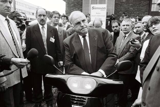 Altbundeskanzler Helmut Kohl, CDU, beim Besuch des Fahrzeugwerkes Simson in Suhl, Thüringen, im Sommer 1992. Helmut Kohl, Bundeskanzler, Altbundeskanzler, Politik, CDU, Christlich Soziale Union, Fahrzeugwerk, Simson, Fajas, Motorroller, Moped, Wirtschaft, Industrie, Fahrzeugindustrie, DDR, Deutsche Einheit, Treuhand 1991SuhlHelmutKohl01