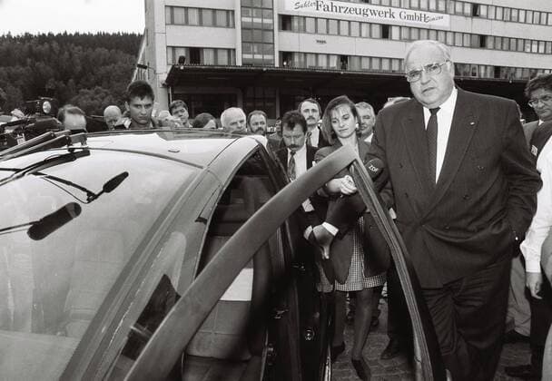 Altbundeskanzler Helmut Kohl, CDU, beim Besuch des Fahrzeugwerkes Simson in Suhl, Thüringen, im Sommer 1992. Helmut Kohl, Bundeskanzler, Altbundeskanzler, Politik, CDU, Christlich Soziale Union, Fahrzeugwerk, Simson, Fajas, Motorroller, Moped, Wirtschaft, Industrie, Fahrzeugindustrie, DDR, Deutsche Einheit, Treuhand 1991SuhlHelmutKohl06