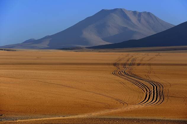  Sandpiste mit Vulkan, Desierto, Uyuni, Bolivien, Südamerika iblsei02159321