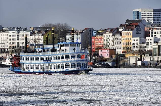  Raddampfer im winterlichen Hamburger Hafen, Hamburg, Deutschland, Europa iblcof02161965