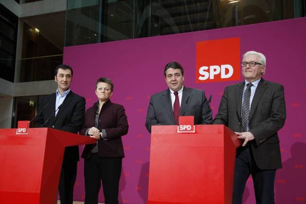 Berlin, den 18.02.2012 Willy-Brandt-Haus Gemeinsame Pressekonferenz von SPD und BÜNDNIS 90-DIE GRÜNEN zum Rücktritt von Bundespräsident Christian Wulff Foto: v.l. Cem Özdemir, Bundesvorsitzender von BÜNDNIS 90-DIE GRÜNEN, Renate Künast, Fraktionsvorsitzende von BÜNDNIS 90-DIE GRÜNEN, Sigmar Gabriel, SPD-Parteivorsitzender und Frank-Walter Steinmeier, SPD-Fraktionsvorsitzender.