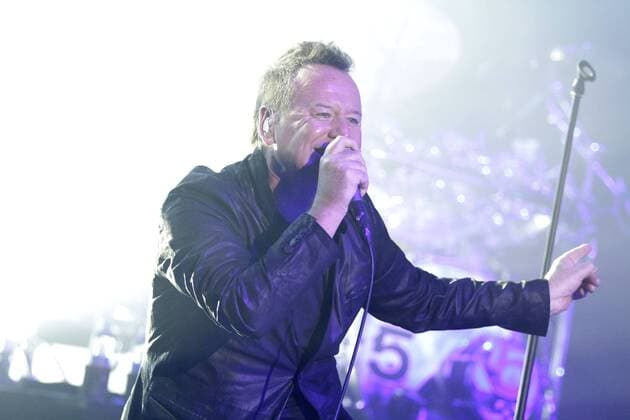 Sänger Jim Kerr von Simple Minds am 19.02.2012 beim Konzert im Berliner Admiralspalast Simple Minds Live - Berlin