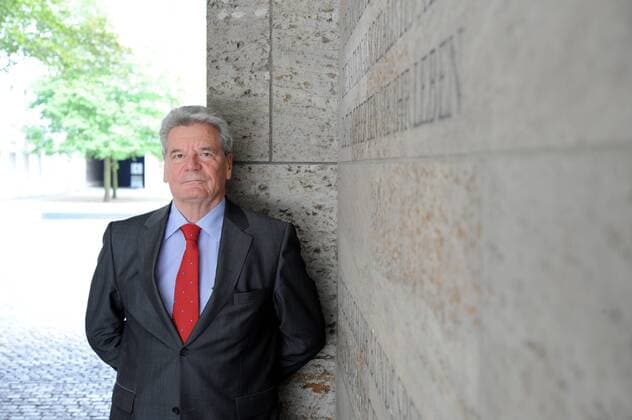 Joachim Gauck in der Gedenkstätte Deutscher Widerstand