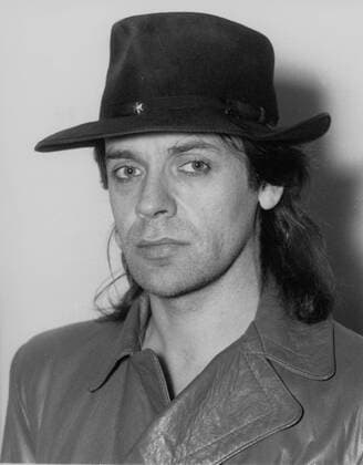 Udo Lindenberg (Rocksänger) teu Mann Rocksänger Sänger Gesang Musik Rock Pop Popmusik Rockmusik Rockmusiker dunkelhaarig langhaarig Hut leger Jacke Leder stehend Studio vor Wand weiß hell Freisteller Portrait hoch nachdenklich ernst müde cool