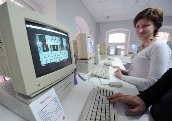 ITAR-TASS: MOSCOW, RUSSIA. FEBRUARY 27, 2012. An Apple Macintosh Si computer on display at a privately-owned museum of Apple IT equipment.  RE0F8DE5