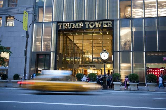 Verkehr bei Dämmerung, gelbes Taxi, Yellow Cab, mit Bewegungsunschärfe vor dem Eingang zum Trump Tower, 5th Avenue, Midtown, Manhattan, New York City, USA, Nordamerika, Amerika iblsau02174162