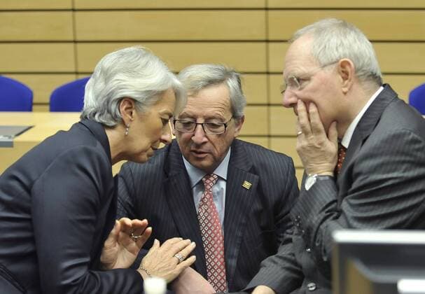 (120301) -- BRUSSELS, March 1, 2012 (Xinhua) ¨C- Managing Director of the International Monetary Fund (IMF) Christine Lagarde (L) talks with President of Eurogroup and Prime Minister of Luxembourg Jean-Claude Juncker (C) and German Finance Minister Wolfgang Schauble during a Eurogroup Finance Ministers meeting at EU¡¯s headquarters in Brussels, capital of Belgium, March 1, 2012. (Xinhua Wu Wei)(yt) BELGIUM-EUROGROUP-MEETING 