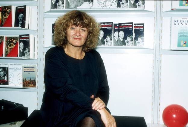 Alice Schwarzer 10 93 pp quer halb lächelnd seriös Kleid blau Frau Journalismus Locken blond Buch