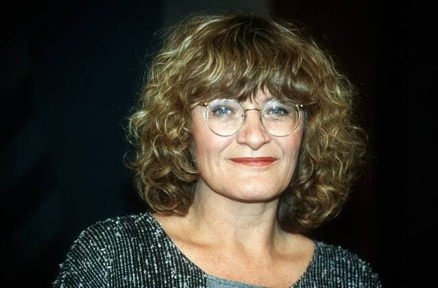 Alice Schwarzer 05 91 ker quer Portrait lächelnd Frau Journalismus Locken blond Brille