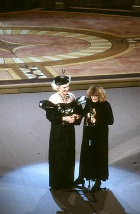 Alice Schwarzer (r.) mit Hella von Sinnen bei der Bambi - Verleihung 1990 12 90 hör seriös FESTLICH stehend Preisverleihung Preis Trophäe Bühne Mikrophon ganz hoch Gespräch