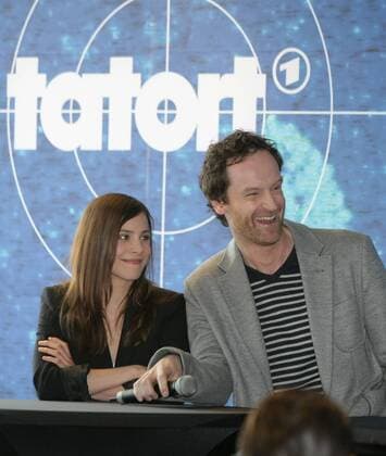 Aylin Tezel als Nora Daly, Jörg Hartmann als Petzer Faber, v.li. Die Besetzung der vier Hauptrollen beim Tatort aus Dortmund: Jörg Hartmann spielt Hauptkommissar Peter Faber, Anna Schudt übernimmt die Rolle der Hauptkommissarin Martina Bönisch, und Aylin Tezel geht als Polizeioberkommissarin Nora Dalay auf Verbrecherjagd. Bei dem Pressetermin wird nun erstmals auch der vierte Mann vorgestellt. Er übernimmt die Rolle des Polizeioberkommissars Daniel Kossik. Damit ist das Team komplett.