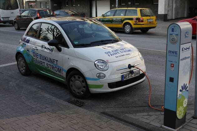 Elektroauto Karabag 500E Electric (auf Basis Fiat 500) wird an einer Ladestation Ladesäule (RWE Autostrom Enni mobilStrom) aufgeladen, Moers (D).