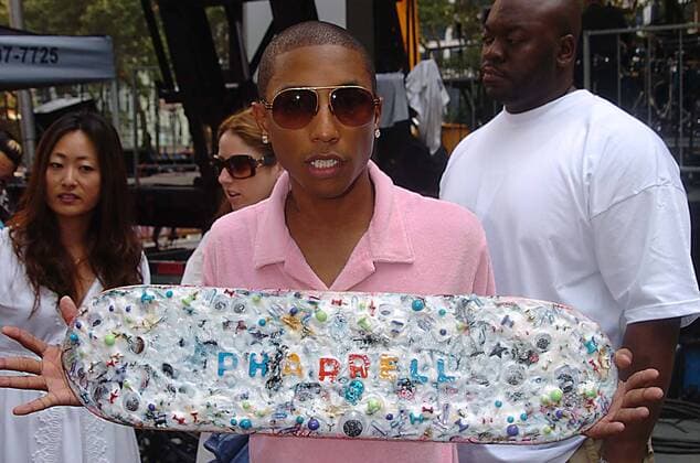Aug. 4, 2006 - New York, New York, U.S. - PHARRELL WITH KANYE WEST PERFORM ON THE GOOD MORNING AMERICA SUMMER CONCERT SERIES.BRYANT PARK, NEW YORK New York, NY. - 2006 .PHARRELL WITH FANS..PHARRELL WILLIAMS..K49229JKRON New York U.S.  - ZUMAjk2