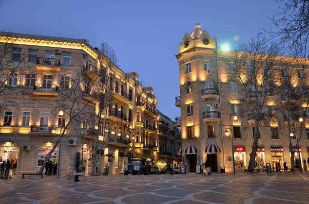  Fußgänger auf dem beleuchteten Brunnenplatz, Altstadt von Baku, Unesco Weltkulturerbe, Aserbaidschan, Kaukasus, Vorderasien iblfvp02187477