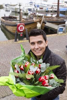 Johannes Hendricus Maria (Jan) Smit mit der nach ihm benannten Jan-Smit-Tulpe in Volendam. 602369 