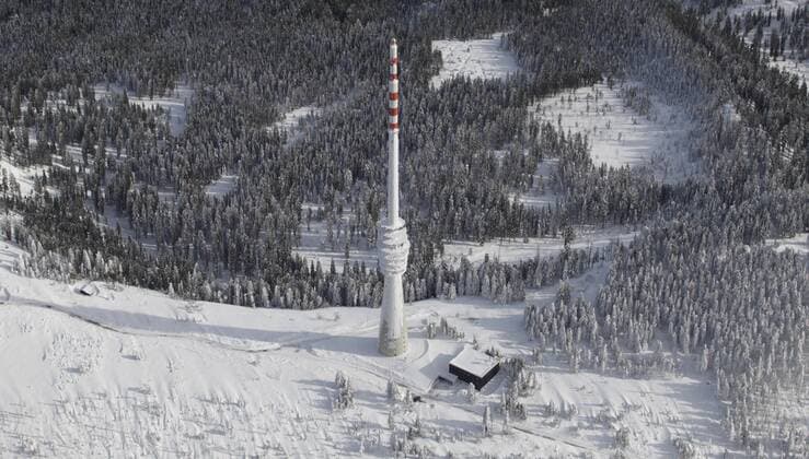 Eiskalter Senderstandort- Auf dem mit 1164 Meter höchsten Gipfel des Nordschwarzwalds steht der 206 Meter hohe Sendeturm über den fast das gesamte Rheintal zwischen Freiburg und Mannheim mit Hörfunk versorgt wird. Er ist neben dem Stuttgarter Fernsehturm der wichtigste Senderstandort des Südwestrundfunks Schwarzwald 14.02.2010