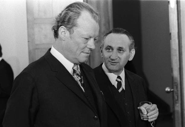 Seinen 90. Geburtstag feiert Egon BAHR am 18. März 2012, Willy BRANDT (SPD Bundeskanzler) im Gespraech mit Egon BAHR re. (SPD Staatssekretär im Bundeskanzleramt), Bundesrepublik Deutschland, Kanzler Politik, Brustbild, Querformat, am 03.06.1972;