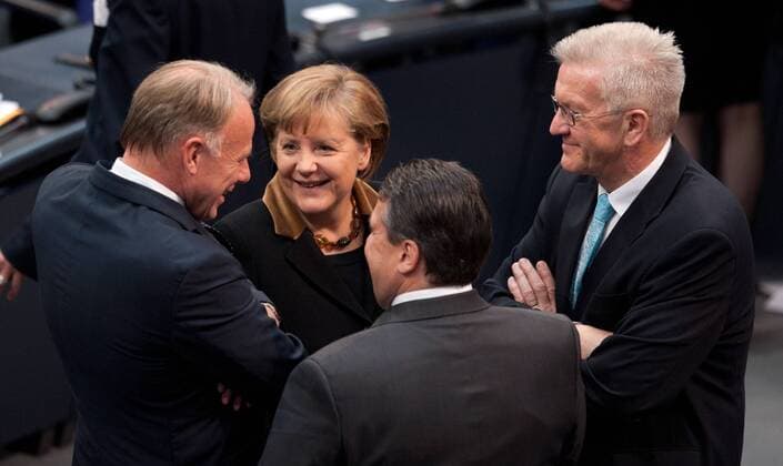 Bundeskanzlerin Angela MERKEL (2vl CDU) im Gespräch mit Vorsitzender Jürgen TRITTIN (l Die Grünen), SPD Vorsitzender Sigmar GABRIEL (3vl) und Ministerpräsident Winfried KRETSCHMANN (r Baden Württemberg Die Grünen) Wahl des Bundespräsidenten durch die Bundesversammlung im Reichstag in Berlin am 18.03.2012.