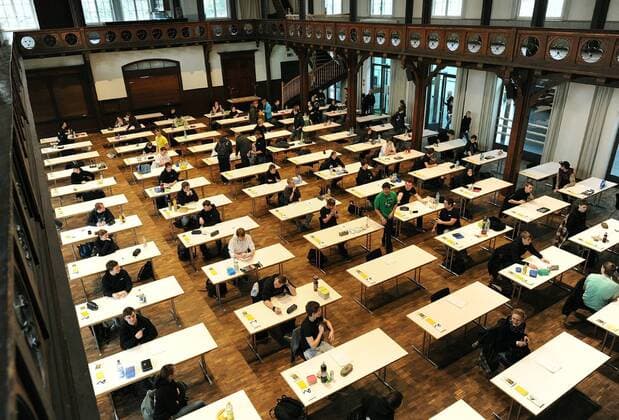 Rottenburg 19.03.2012 Schriftliche Abiturprüfung im Fach Deutsch, der Doppeljahrgänge G8 und G9 des Eugen-Bolz Gymnasium in der Rottenburger Festhalle