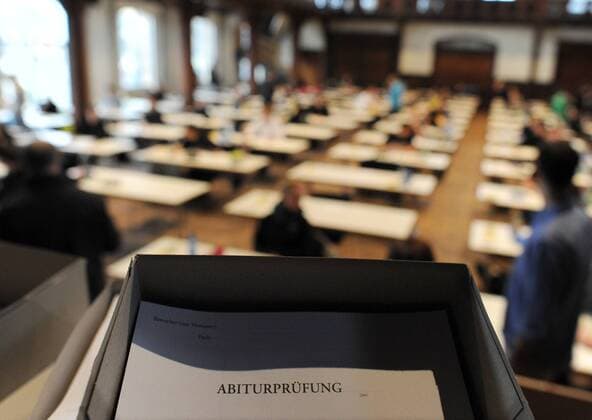 Rottenburg 19.03.2012 Schriftliche Abiturprüfung im Fach Deutsch, der Doppeljahrgänge G8 und G9 des Eugen-Bolz Gymnasium in der Rottenburger Festhalle