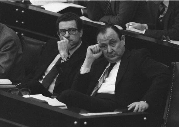Seinen 85. Geburtstag feiert Hans Dietrich GENSCHER am 21. März 2012, Gerhart Rudolf BAUM (links), Deutschland, Politiker, Rechtsanwalt, FDP, Bundesinnenminister, sitzt neben Bundesaussenminister Hans Dietrich GENSCHER, FDP, im Plenarsaal des Deutschen Bundestags, 17.01.1980.