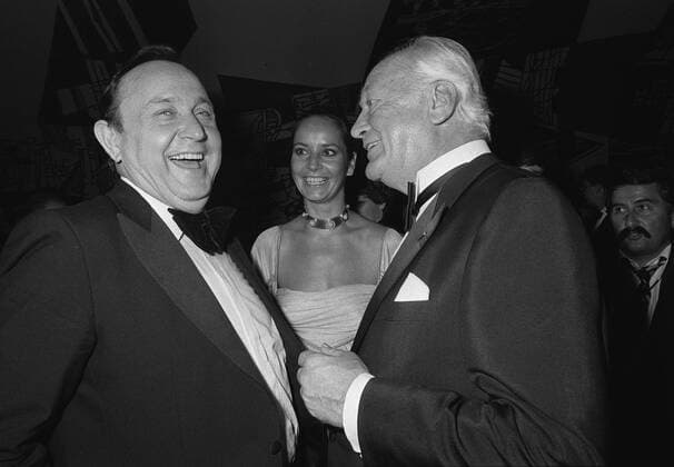 Seinen 85. Geburtstag feiert Hans Dietrich GENSCHER am 21. März 2012, 02SN_JUERGENS.jpg Schauspieler Curd JÜRGENS (rechts) und Ehefrau Margie im Gespräch mit Hans-Dietrich GENSCHER, FDP, auf dem Bundespresseball in Bonn.