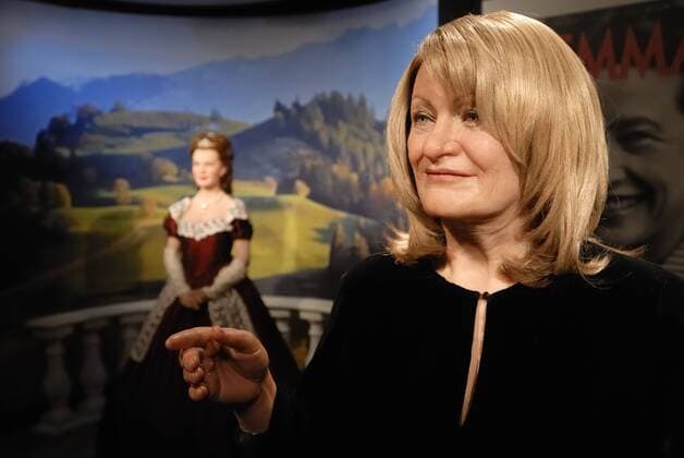 Wachsfiguren von Alice Schwarzer und dahinter Romy Schneider als Sissi, in Madame Tussauds Wachsfigurenkabinett, Unter den Linden 74, Berlin Mitte, Deutschland, Europa ibljhx02193148